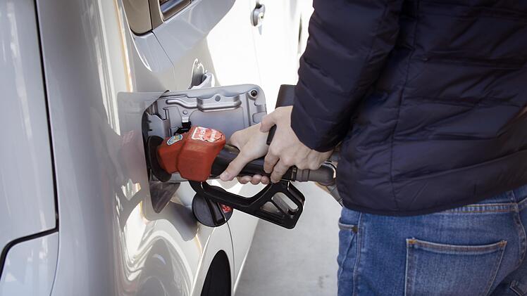 Handyverbot an der Tankstelle: Deshalb solltest du dein Smartphone lieber nicht benutzen