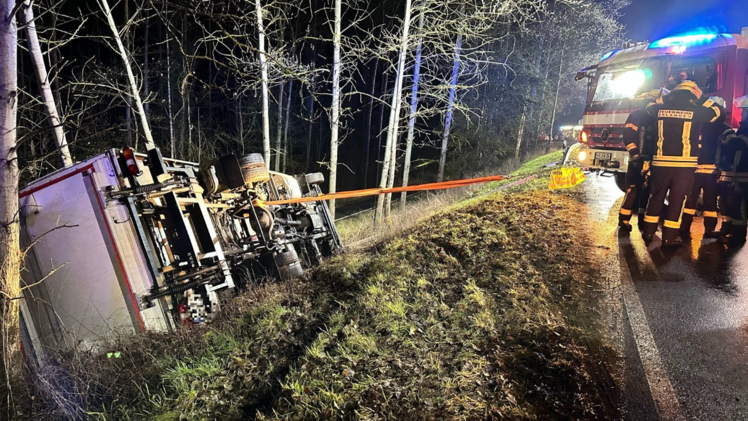 Mehrere Einsatzkräfte der Feuerwehr, Polizei und des Rettungsdienstes rückten zu dem Unfall im Erlanger Stadtteil Tennenlohe an.