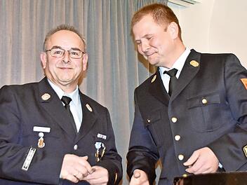 Kreisbrandrat Thomas Hoffmann (rechts) beförderte Stadtbrandrat Michael Weich zum Hauptbrandmeister.
