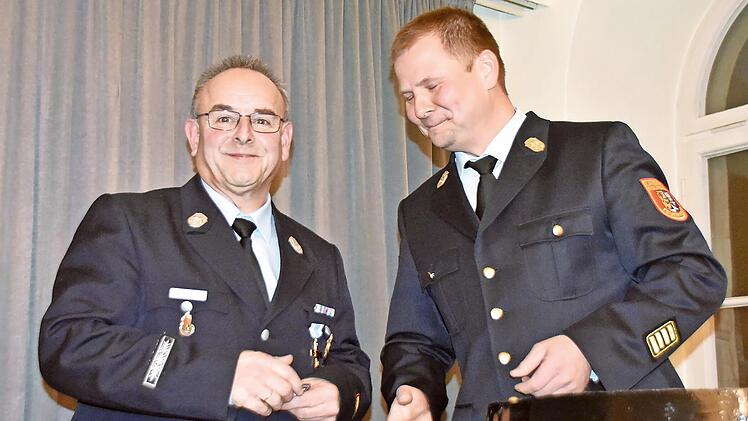 Kreisbrandrat Thomas Hoffmann (rechts) beförderte Stadtbrandrat Michael Weich zum Hauptbrandmeister.