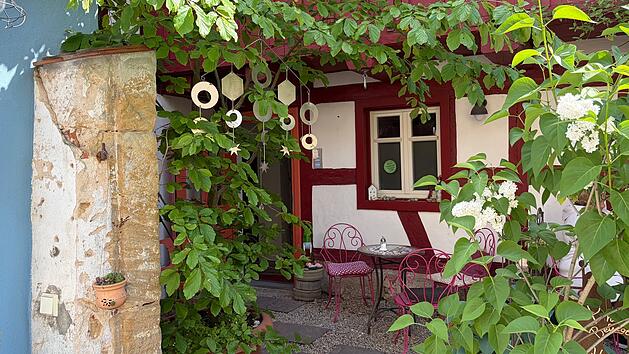 Das Caf&eacute; und die T&ouml;pferei Himmel & Erde in Forchheim bieten G&auml;sten einen kleinen, gem&uuml;tlichen Hinterhof zum Verweilen an.