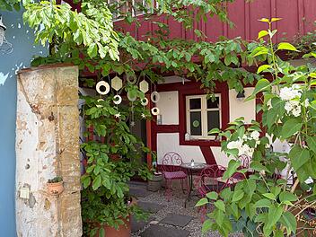 Das Caf&eacute; und die T&ouml;pferei Himmel & Erde in Forchheim bieten G&auml;sten einen kleinen, gem&uuml;tlichen Hinterhof zum Verweilen an.