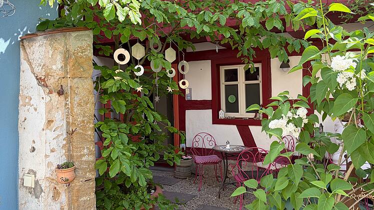 Das Caf&eacute; und die T&ouml;pferei Himmel & Erde in Forchheim bieten G&auml;sten einen kleinen, gem&uuml;tlichen Hinterhof zum Verweilen an.