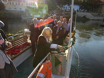 In der tief stehenden Abendsonne fand die  Taufe und  Einweihung der Fähre statt. Hier begießt die  Bamberger Staatssekretärin Melanie  Huml  das neue  Wasserfahrzeug mit Sekt. Fotos: Barbara  Herbst/Matthias  Hoch