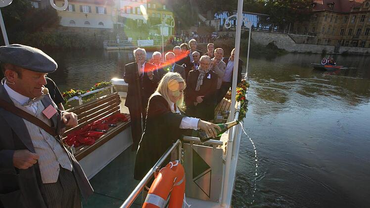In der tief stehenden Abendsonne fand die  Taufe und  Einweihung der Fähre statt. Hier begießt die  Bamberger Staatssekretärin Melanie  Huml  das neue  Wasserfahrzeug mit Sekt. Fotos: Barbara  Herbst/Matthias  Hoch