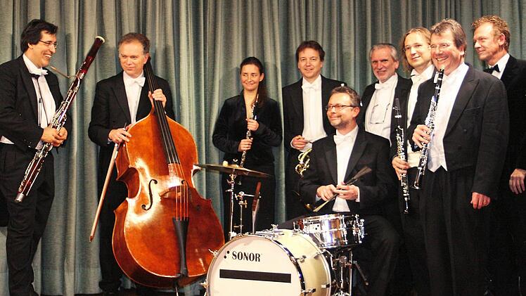 Das Münchner Ensemble "Opera Concertante". In dessen Mitte sitzt der Forchheimer Schlagzeuger Raimund Müller. Fotos: Weiler