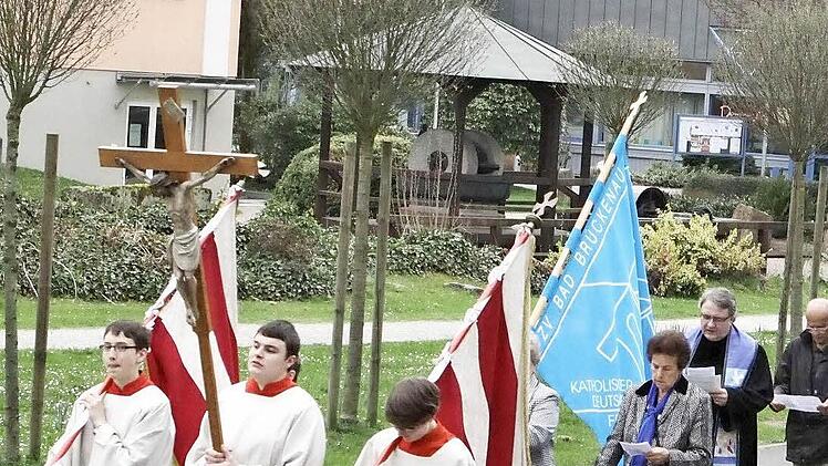 Die Prozession zieht an der Musikschule vorbei.l