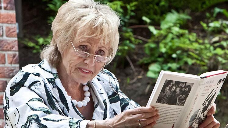 Marguerite Kollo liest aus den Memoiren ihres Vaters. Fotos: Jochen Berger