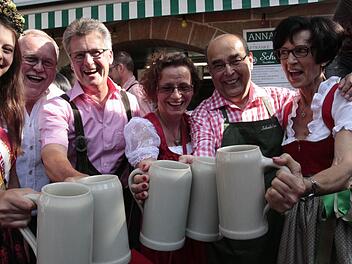 Ein Prost auf das Annafest. Von links Bierkönigin Laura I., Bürgermeister Franz Streit, Wirt Hans Schmitt, Johanna und Franz Stumpf sowie Festwirtin Inge Schmitt. Foto: Josef Hofbauer
