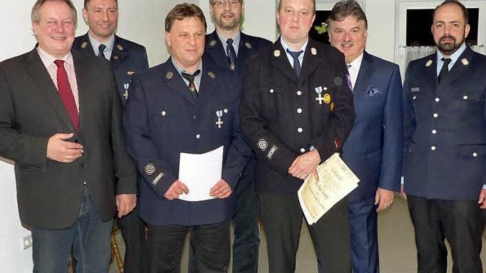 Hans Peter Rosa und Michael Stump wurden für ihre 25-jährige Dienstzeit mit dem Staatlichen Ehrenzeichen in Silber ausgezeichnet. Geehrt wurden beide zudem für ihre 25-jährige Vereinszugehörigkeit. Unser Bild zeigt (von links) Bürgermeister Volker Schmiechen, Kommandanten Daniel Nöske, Hans Peter Rosa, Vorsitzenden Matthias Angermann, Michael Stump, Landrat Klaus Peter Söllner und Kreisbrandmeister Alexander Reinsch.  Foto: Klaus-Peter Wulf