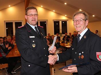 Mehr als 360 Kilometer Anreise hatte Ortsbrandmeister Arne Lerch (links) aus aus Danndorf in Niedersachsen. Die Wehr dort hat den Namensvettern im Kreis Kulmbach nicht nur geholfen, den alten Schlauchturm einzureißen, sondern auch die Fensterbrettchen geliefert. Vorsitzender Herbert Laschinsky freute sich sehr über den Besuch der Freunde im neuen Schulungsraum. Foto: Sonja Adam
