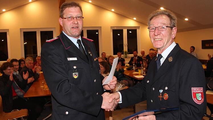 Mehr als 360 Kilometer Anreise hatte Ortsbrandmeister Arne Lerch (links) aus aus Danndorf in Niedersachsen. Die Wehr dort hat den Namensvettern im Kreis Kulmbach nicht nur geholfen, den alten Schlauchturm einzureißen, sondern auch die Fensterbrettchen geliefert. Vorsitzender Herbert Laschinsky freute sich sehr über den Besuch der Freunde im neuen Schulungsraum. Foto: Sonja Adam