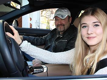 Madeleine Beer aus Nüdlingen macht wie die meisten ihrer Altersgenossen den Führerschein mit 17.  Foto: Benedikt Borst