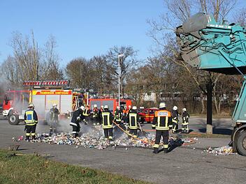 Der Inhalt eines Dosencontainers fing Feuer, die Knetzgauer Feuerwehrleute rückten an am Freitagmittag. Foto: Christiane Reuther