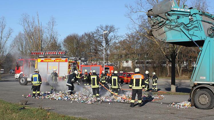 Der Inhalt eines Dosencontainers fing Feuer, die Knetzgauer Feuerwehrleute rückten an am Freitagmittag. Foto: Christiane Reuther