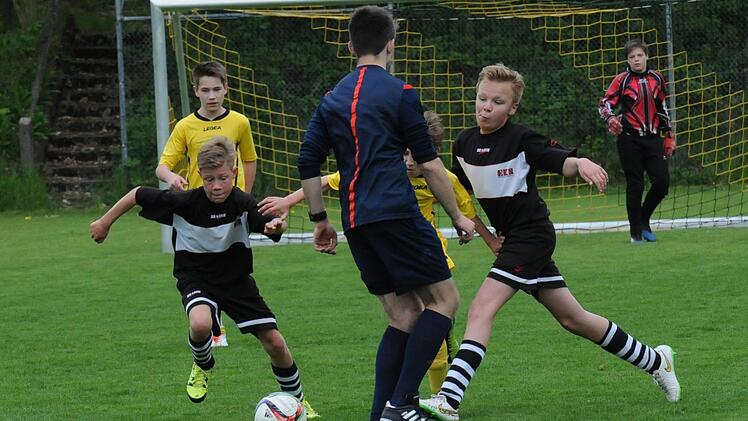 In Luft auflösen geht nicht: Schiedsrichter Anton Stecklein beim Spiel der U13-Junioren der SG Oberleichtersbach gegen Römershag. Foto: ssp