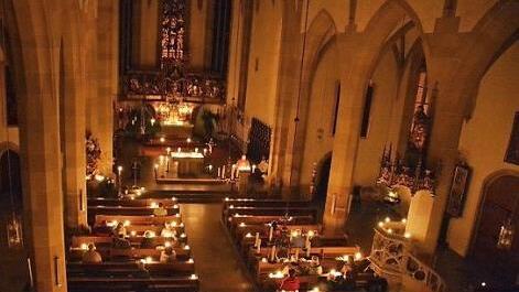 Auch heute noch finden die Rorate-Ämter in den katholischen Gemeinden statt. So auch in der Stadtpfarrkirche Bad Königshofen.  Foto: Friedrich