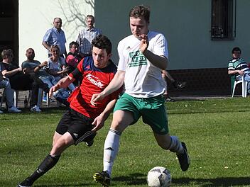 Der Gräfendorfer Marco Görlitz (rechts) stellt sauber den Körper zwischen Ball und den Gegner Maximilian Hein (Steinach). Trotzdem steuert Hein einen Treffer beim 4:2-Heimsieg bei.Hopf