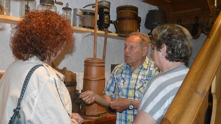 Museumsleiter a.D. Horst Günter erklärt die Butterherstellung. Arthur Stollberger