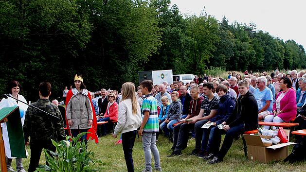 "Wem geh&ouml;rt die Welt?" lautete das Rollenspiel, das den Besuchern gezeigt wurde, und so war auch der ganze Waldgottesdienst der Kirchengemeinde Gleisenau &uuml;berschrieben.G&uuml;nther Geiling