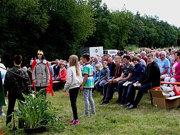 "Wem gehört die Welt?" lautete das Rollenspiel, das den Besuchern gezeigt wurde, und so war auch der ganze Waldgottesdienst der Kirchengemeinde Gleisenau überschrieben.Günther Geiling
