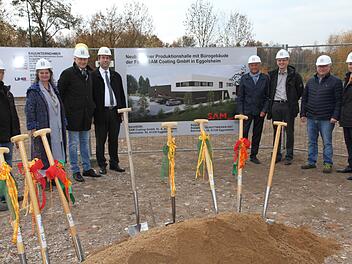 Spatenstich mit Inhaber Andreas Schneider, Landrat Hermann Ulm, Bürgermeister Claus Schwarzmann, dem Vertreter der ausführenden Baufirma, Gregor Scheller und Alexander Brehm vom Vorstand der Volksbank und der Architektin Petra Geiger Foto: Mathias Erlwein