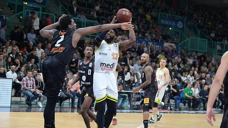 Hassan Martin wird beim Wurf von James Farr gestört. Foto:  Peter Mularczyk