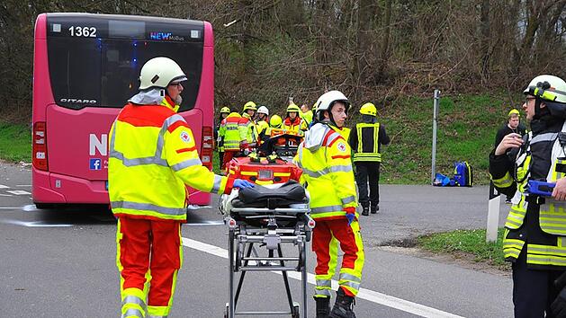 Am Samstag ist es in M&ouml;nchengladbach (NRW) zu einem Busunfall gekommen. Foto: Theo Titz/dpa
