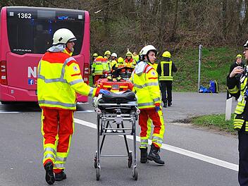 Am Samstag ist es in M&ouml;nchengladbach (NRW) zu einem Busunfall gekommen. Foto: Theo Titz/dpa