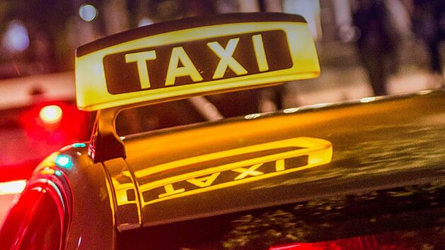 Nach einem Überfall auf einen Taxifahrer floh ein 18-Jähriger in Unterfranken, kam aber nicht weit: Eine Stunde später wurde er von der Polizei gestellt. Symbolfoto: Lino Mirgeler/dpa