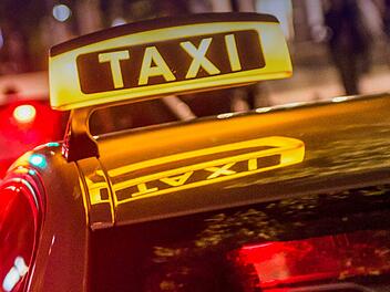 Nach einem &Uuml;berfall auf einen Taxifahrer floh ein 18-J&auml;hriger in Unterfranken, kam aber nicht weit: Eine Stunde sp&auml;ter wurde er von der Polizei gestellt. Symbolfoto: Lino Mirgeler/dpa