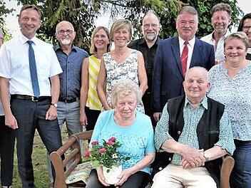 Diamantene Hochzeit wurde dieser Tage im Hause Schuberth gefeiert. Im Bild das Jubelpaar Irmgard und Hans Schuberth (sitzend) im Kreise ihrer Familie und weiterer Gratulanten Foto: Werner Reißaus