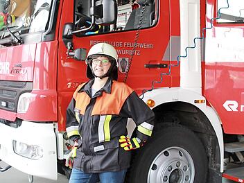 Ingrid Funk vor einem Einsatzfahrzeug der Freiwilligen Feuerwehr Schwürbitz Foto: Karin Sträßner
