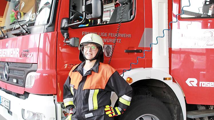 Ingrid Funk vor einem Einsatzfahrzeug der Freiwilligen Feuerwehr Schwürbitz Foto: Karin Sträßner
