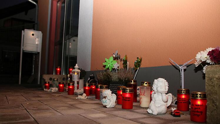 Nach der Tragödie war die Anteilnahme groß. Viele haben Lichter oder auch Engel vor der Tagesstätte abgestellt.
