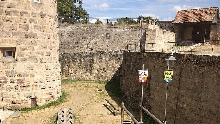 Im Innenhof der Festung Rosenberg lockt ein Spielplatz mit Geschicklichkeitsspielen.
