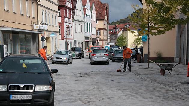 Noch k&ouml;nnen die Autofahrer in der Bahnhofstra&szlig;e in beide Richtungen fahren. Das f&uuml;hrt jedoch regelm&auml;&szlig;ig zu Chaos: Wildes Parken, gef&auml;hrliche Wendeman&ouml;ver, w&auml;hrend Bauarbeiter Kies in die Fugen kehren, und Staus waren auch gestern unterm Tag die Fo...