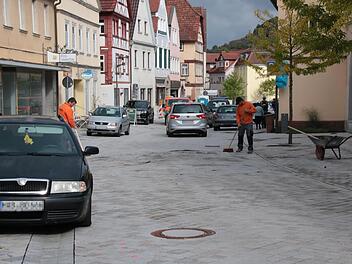 Noch können die Autofahrer in der Bahnhofstraße in beide Richtungen fahren. Das führt jedoch regelmäßig zu Chaos: Wildes Parken, gefährliche Wendemanöver, während Bauarbeiter Kies in die Fugen kehren, und Staus waren auch gestern unterm Tag die Fo...