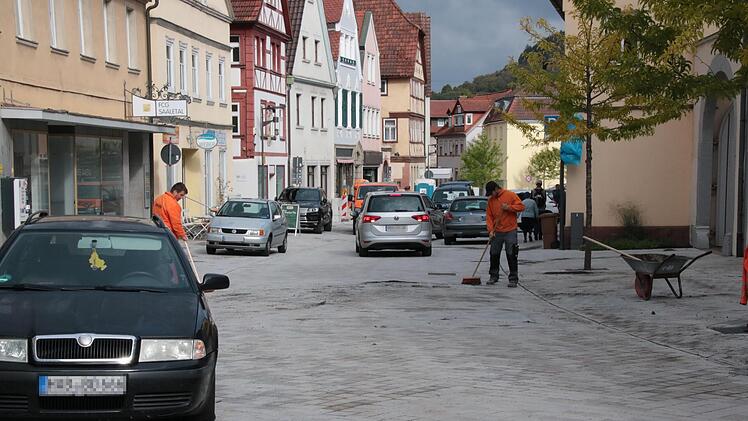 Noch können die Autofahrer in der Bahnhofstraße in beide Richtungen fahren. Das führt jedoch regelmäßig zu Chaos: Wildes Parken, gefährliche Wendemanöver, während Bauarbeiter Kies in die Fugen kehren, und Staus waren auch gestern unterm Tag die Fo...