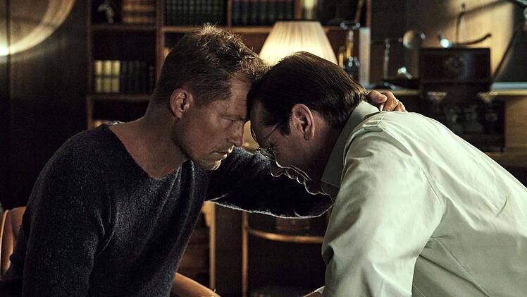 Felix (Til Schweiger, links) denkt, sein Kumpel Arthur (Michael Maertens) m&uuml;sse bald sterben, und Arthur denkt, Felix m&uuml;sse bald sterben: Das ist die Grundidee der Tragikom&ouml;die "Das Beste kommt noch".