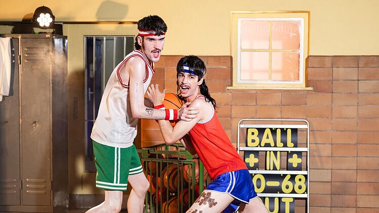 Lukas (links) und Alexavius versuchen, beim Shooting m&ouml;glichst m&auml;nnlich zu wirken.