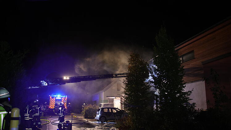 Feuerwehr-Gro&szlig;einsatz in Sachsen: Carport-Brand greift auf Haus &uuml;ber