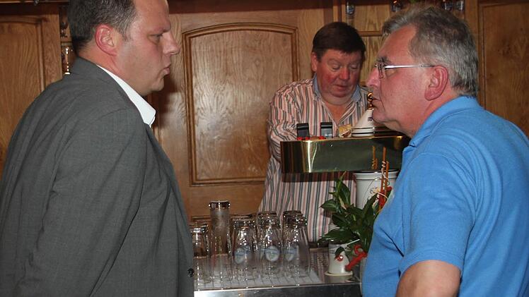 ... und der OB-Kandidat, begleitet von Claus Stenglein, holt sich bei Gastwirt Heinz Ohnemüller erst mal ein Bier.