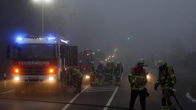Für die Löscharbeiten musste die B2 kurzzeitig gesperrt werden. Foto: Hohnerlein, News5