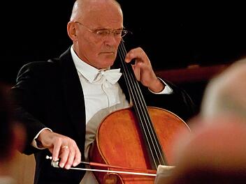 Gefeiertes Heimspiel: Michael Hußla musiziert im Riesensaal der Ehrenburg. Fotos: Jochen Berger