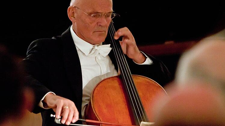 Gefeiertes Heimspiel: Michael Hußla musiziert im Riesensaal der Ehrenburg. Fotos: Jochen Berger