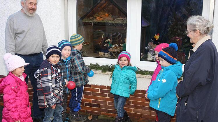 Haben noch nicht genau von Weihnachten (v.l.): Hanna, Karl Heinz Kutscher, Hannes, Jonathan, Sebastian, Magdalena, Emma, Jakob und Margarete Seitz Fotos: Galster