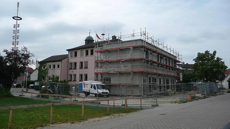 Das neu zu gestaltende Areal um das Michelauer Rathaus zeigt diese Aufnahme. Rechts der neue Anbau.