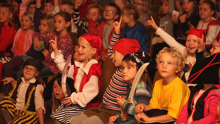 Mit Begeisterung waren die Mädchen und Buben bei der Sache. Finger hoch, wer auf die Bühne will! Foto: Günther Geiling