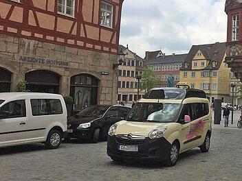 Zwischen 18 Uhr abends und 10 Uhr morgens dürfen Taxen durch die Fußgängerzone fahren, weil sie dann zum "Lieferverkehr" zählen. Außerhalb dieser Zeiten ist die Durchfahrt aber - wie hier in der Herrngasse - auch für Taxen tabu. Foto: Oliver Schmidt